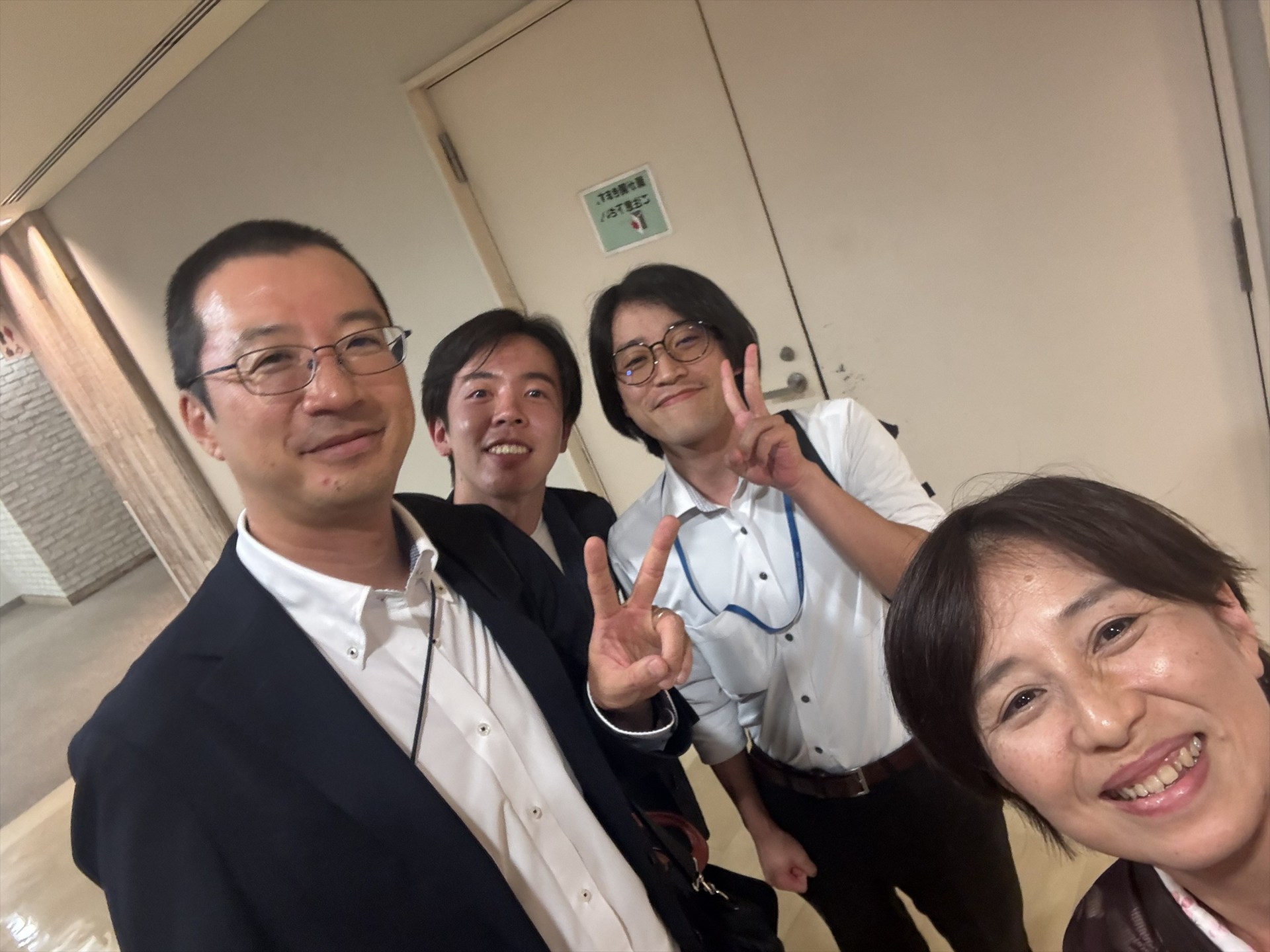 インタビュー後の井上学さんと参加者の皆さん